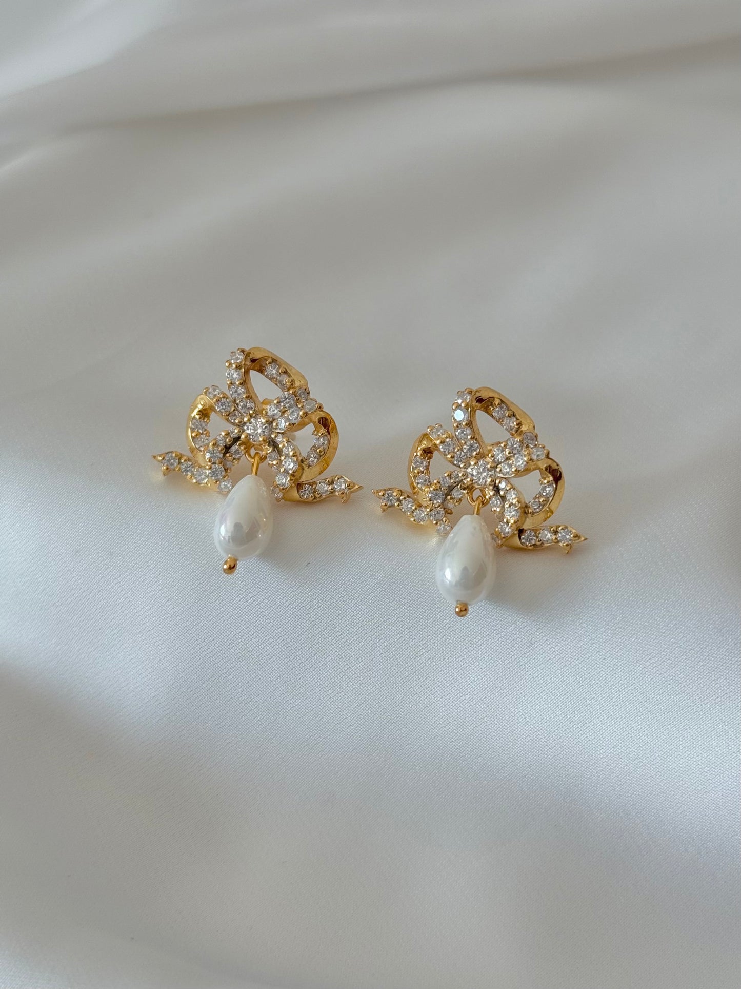 Victorian bow full zircon earring