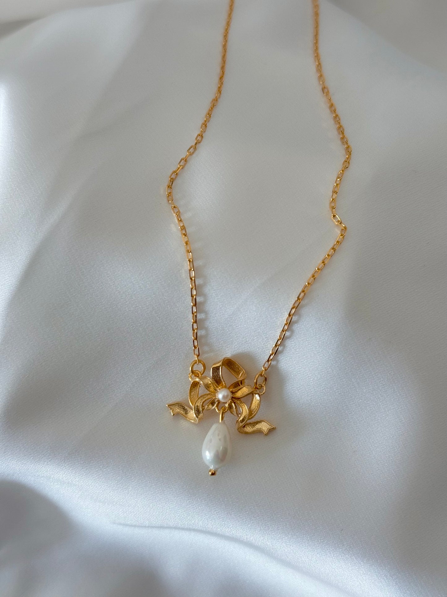 Victorian bow necklace