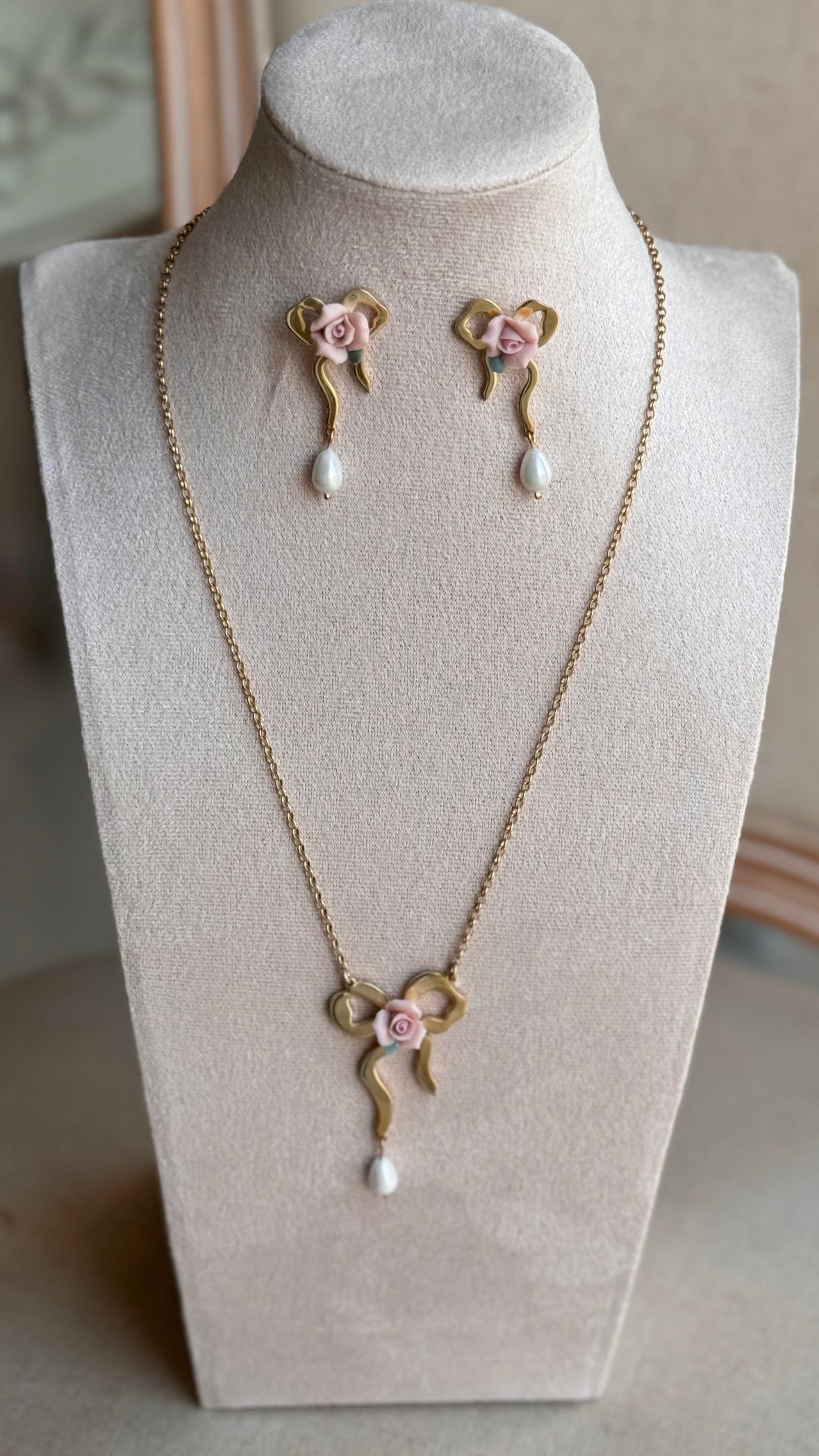 FF02.G set - Gold plated bow with vintage ceramic rose Necklace & earring set