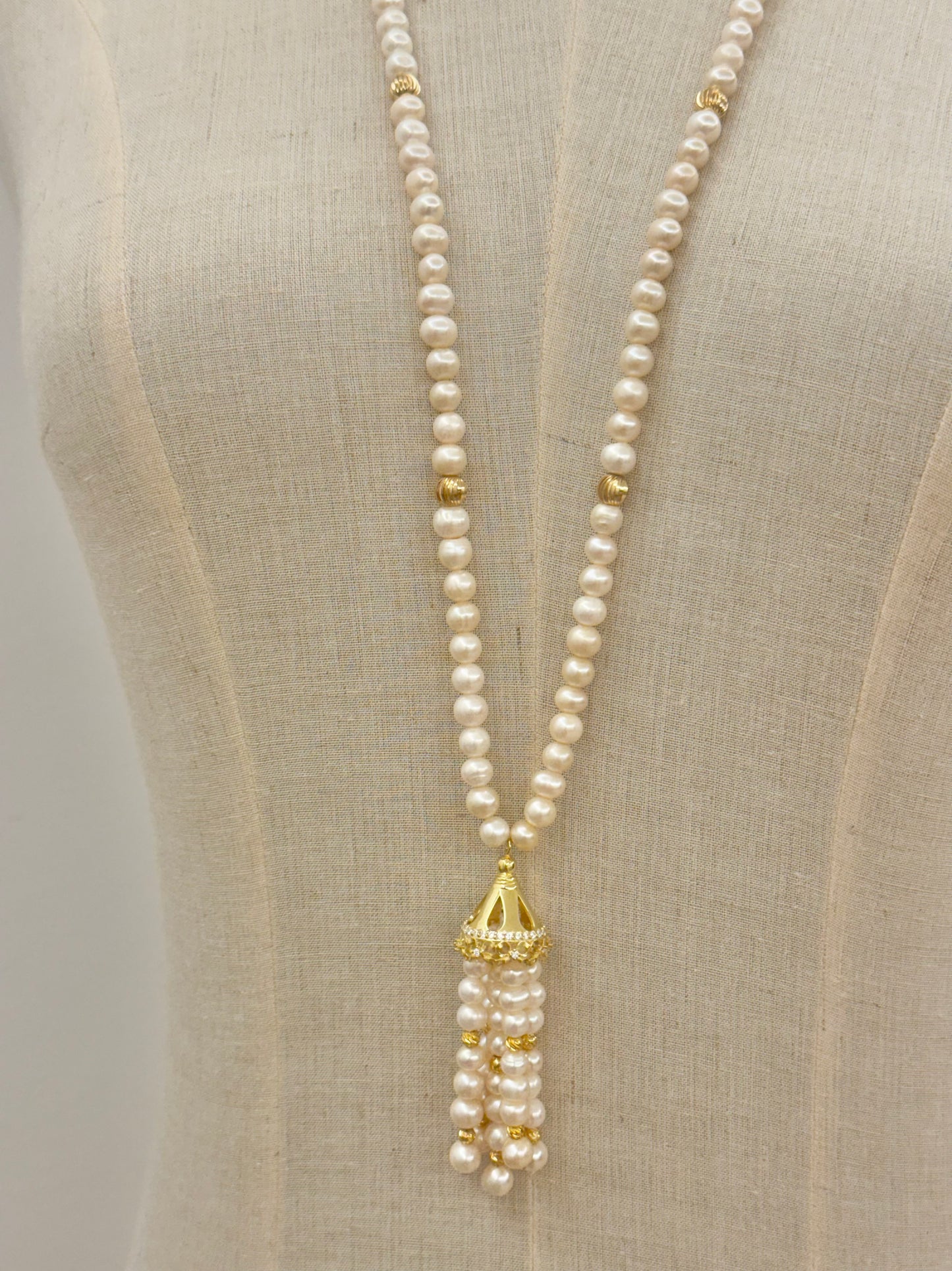 T01G Necklace - Long pearl necklace with tassel and gold plated silver crown