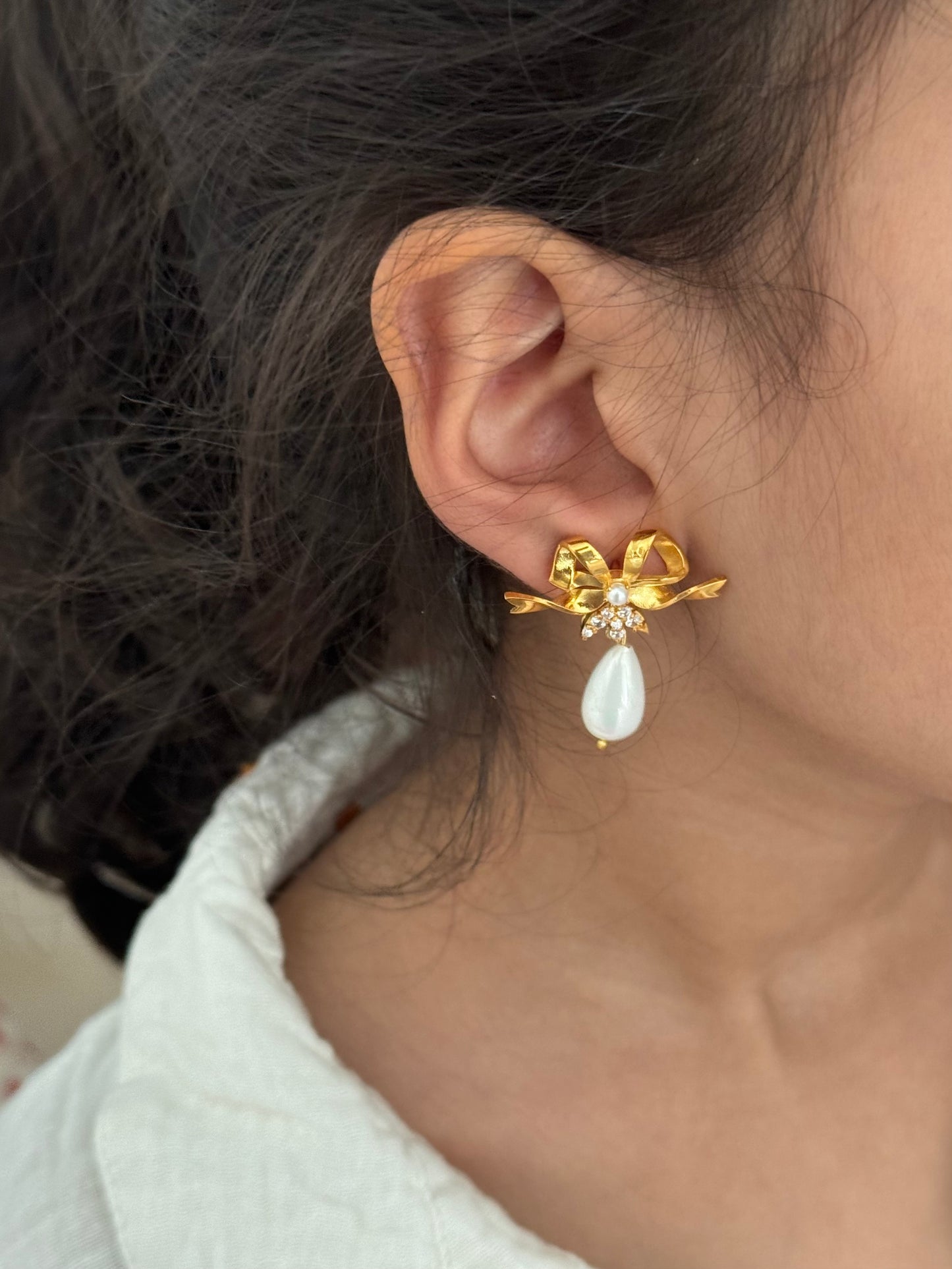 Gold plated silver & zircon bow with pearl drop earring