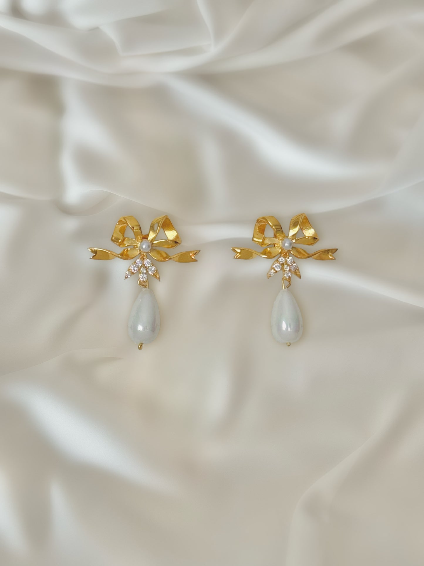 Gold plated silver & zircon bow with pearl drop earring