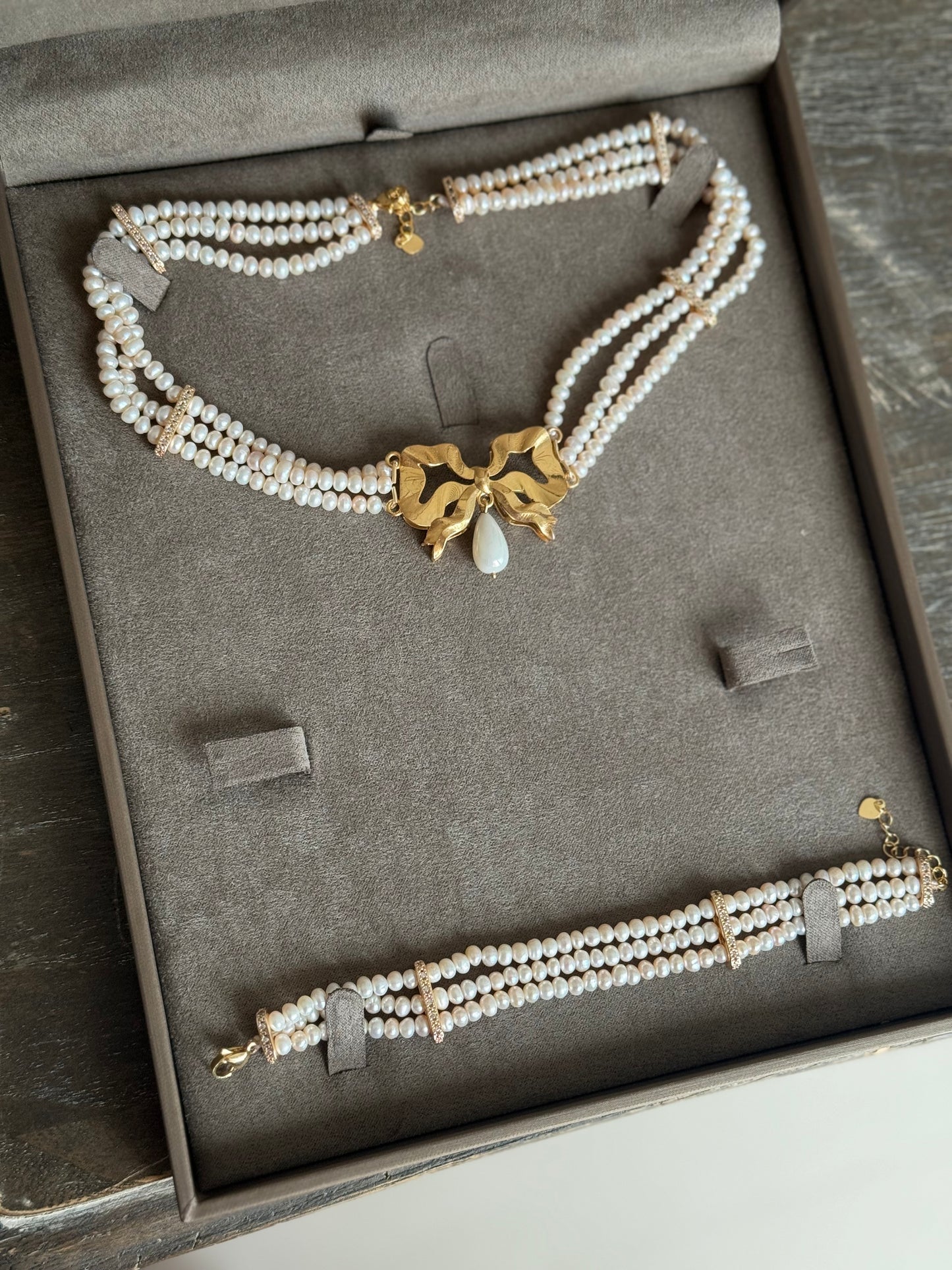 F01 choker set - Pearl with gold plated silver bow choker & Bracelet set ، direct delivery