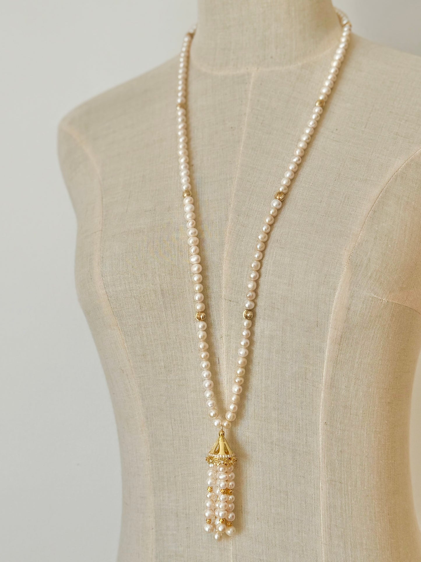 T01G Necklace - Long pearl necklace with tassel and gold plated silver crown