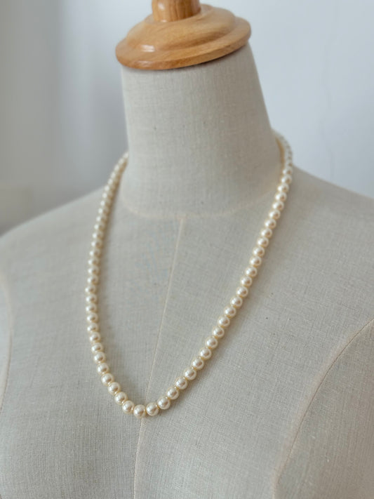 Plain faux pearl necklace