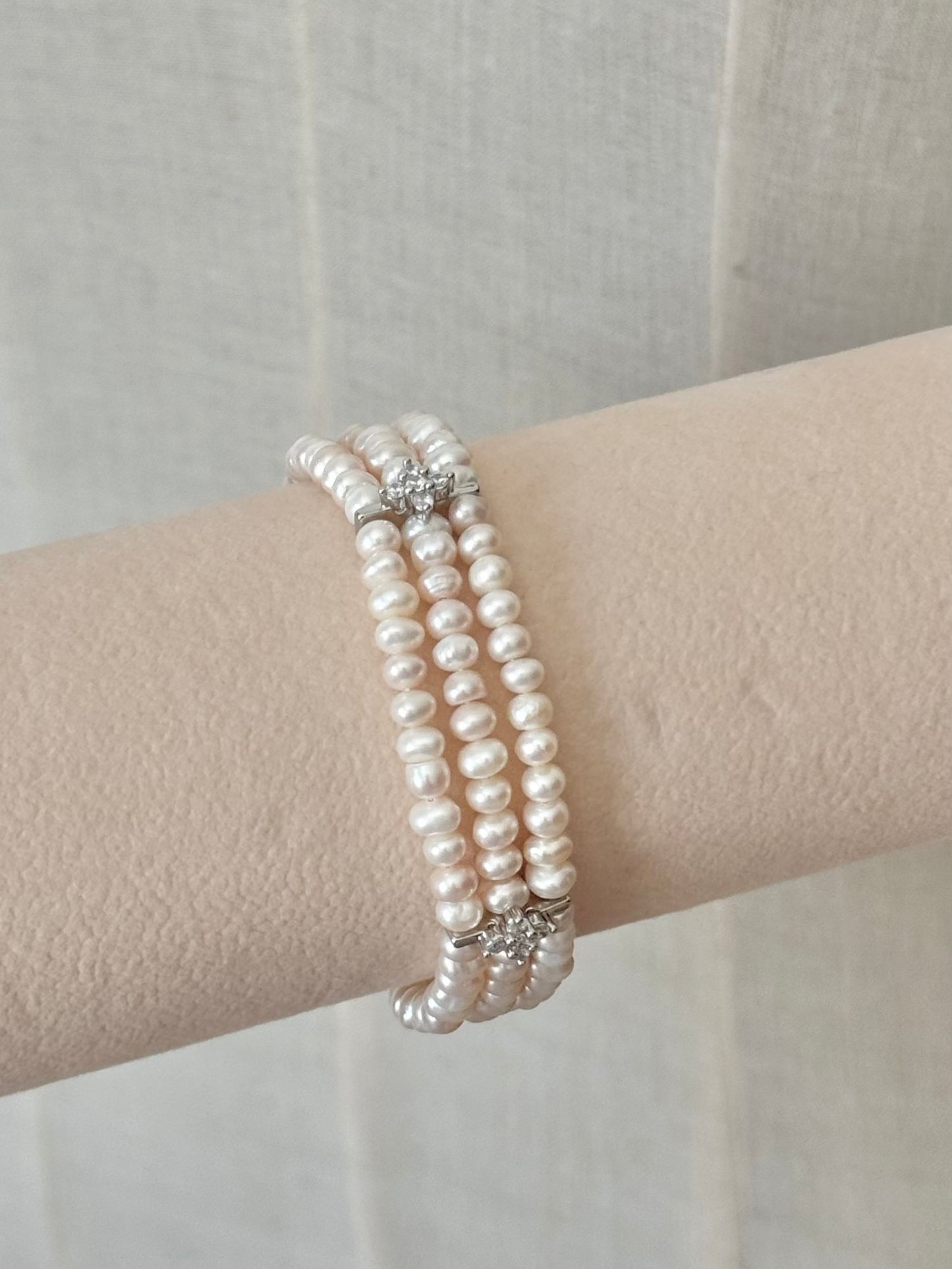 Real pearls bracelet with silver crystals