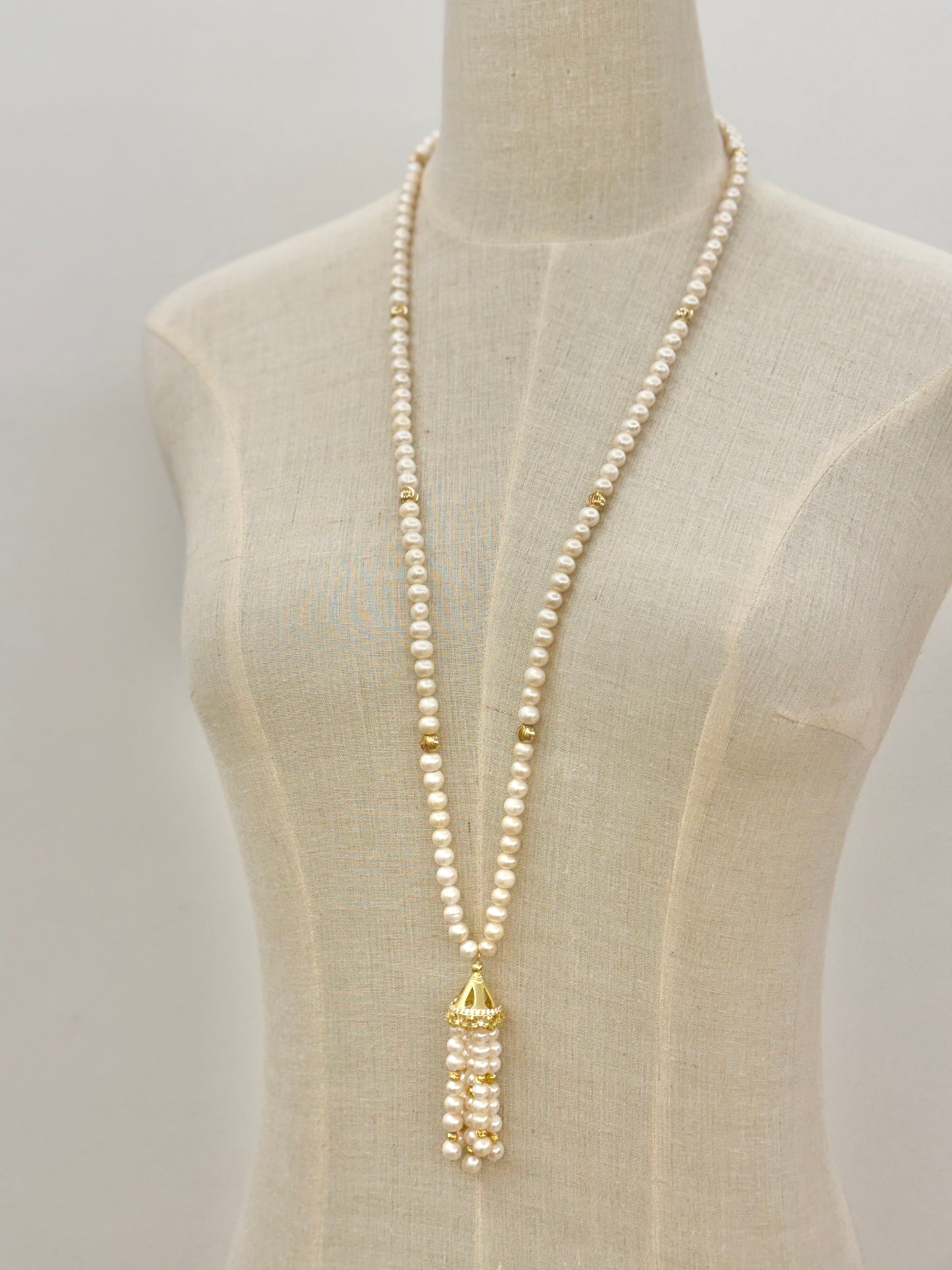 T01G Necklace - Long pearl necklace with tassel and gold plated silver crown