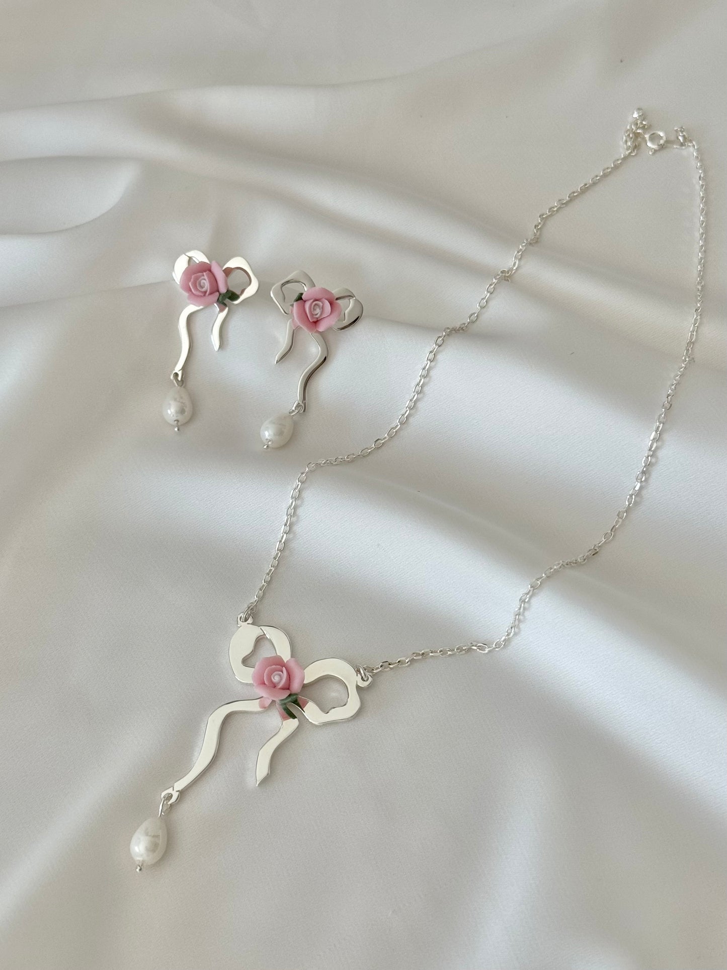 FF02.S set - Silver bow set with vintage ceramic roses & pearl drop