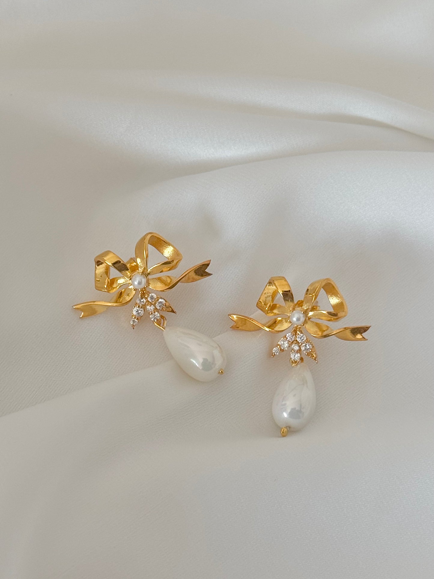 Gold plated silver & zircon bow with pearl drop earring