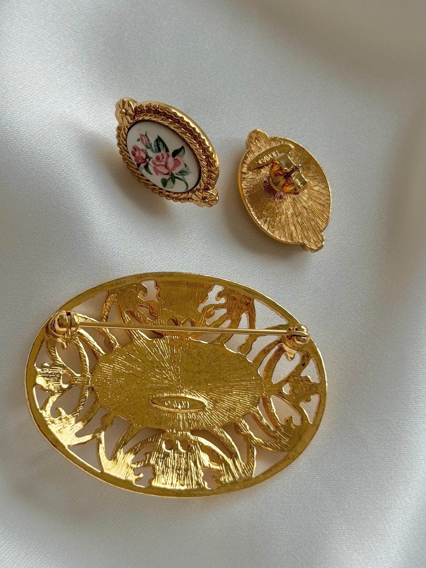 Vintage rose brooch set